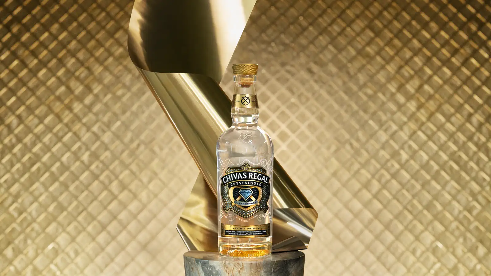 Chivas Regal Crystalgold sobre un fondo dorado